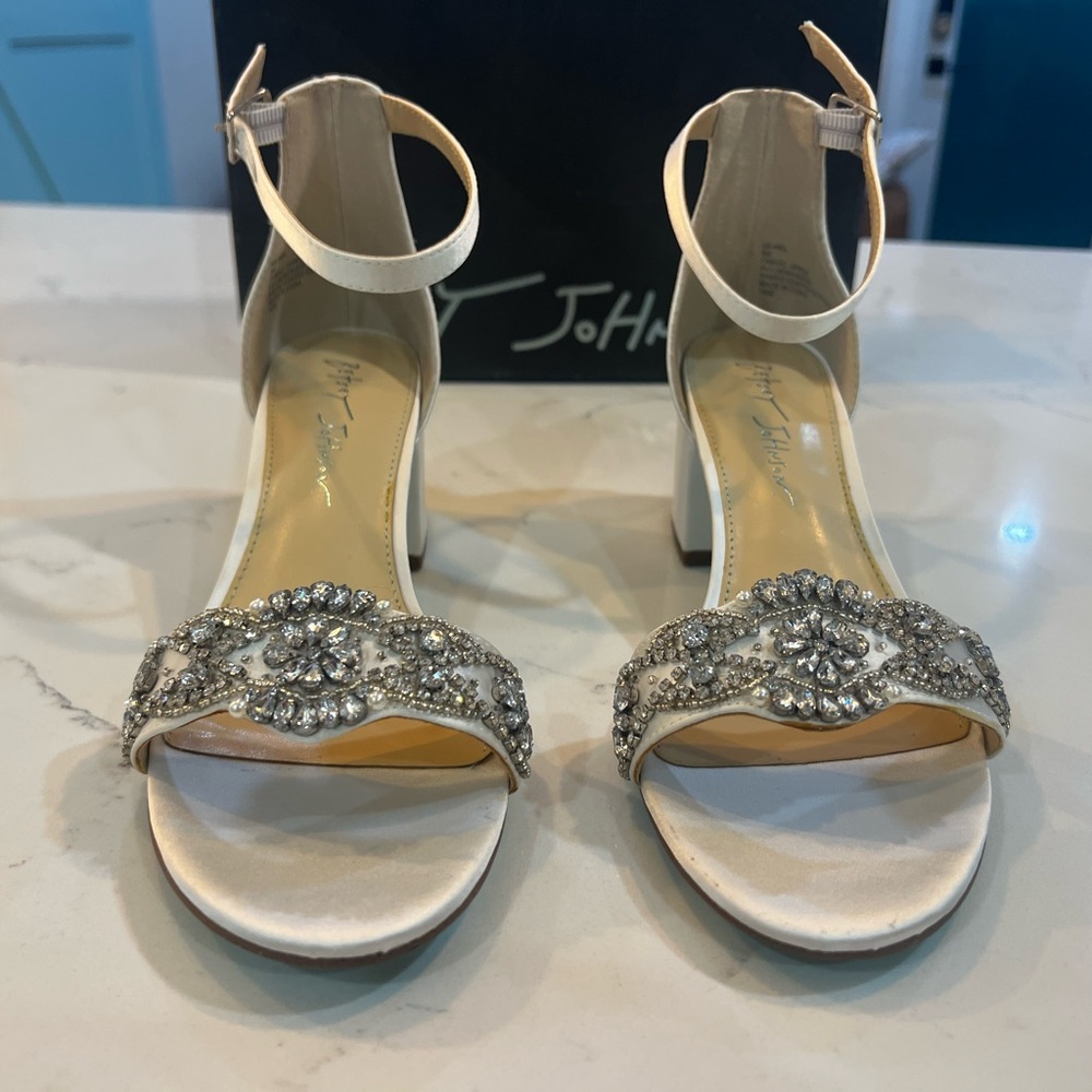 NWB Betsey Johnson Ivory Embellished Heels Size 8 - Picture 2 of 4